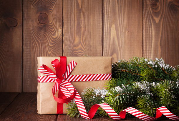 Coffret cadeau de Noël et branche d'arbre
 - Photo, image