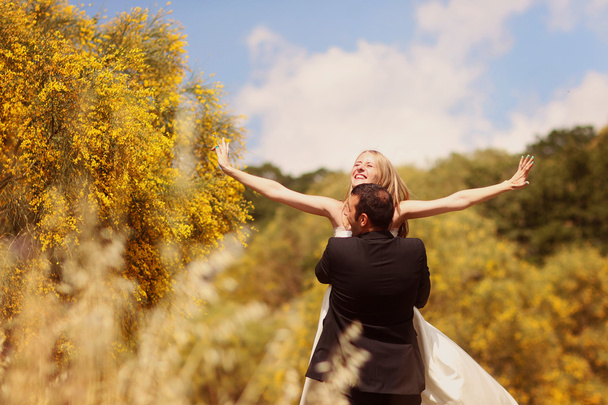 Mariée joyeuse et marié s'amuser dans la nature
 - Photo, image