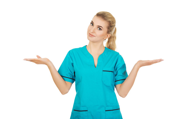 Χαμογελαστή γυναίκα γιατρό ή νοσοκόμα που δείχνει κάτι - Φωτογραφία, εικόνα
