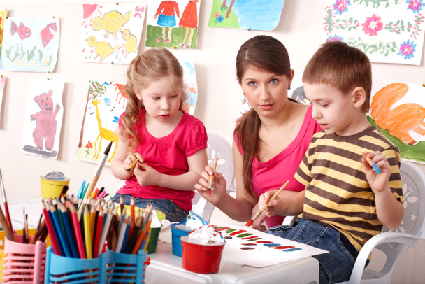 Kinder malen mit Lehrer in der Schule. - Foto, Bild