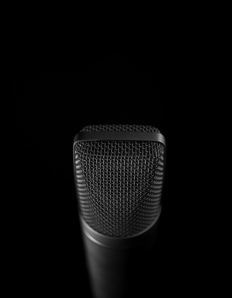 Изолированный микрофон на черном фоне
 - Фото, изображение