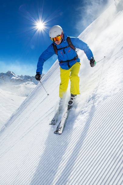 Sciatori che sciano in discesa in alta montagna - Foto, immagini