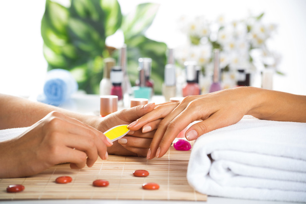 Woman in salon receiving manicure - Foto, Bild