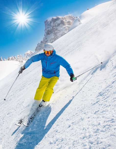 高い山の中でスキー滑降 - 写真・画像