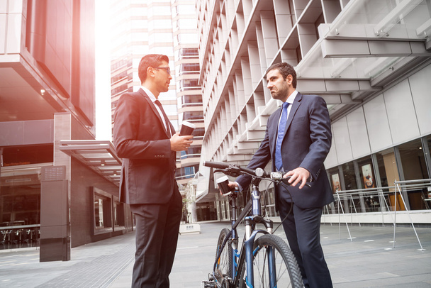 Businessmen talking outdoors - Foto, Bild