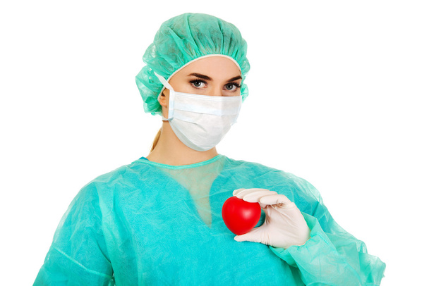 Female surgeon doctor holding heart - Foto, afbeelding