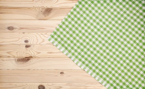 Πράσινο καρό χαρτοπετσέτας σε ξύλινο υπόβαθρο. Το Top view. - Φωτογραφία, εικόνα