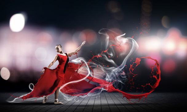 woman dancer in red dress - Foto, afbeelding