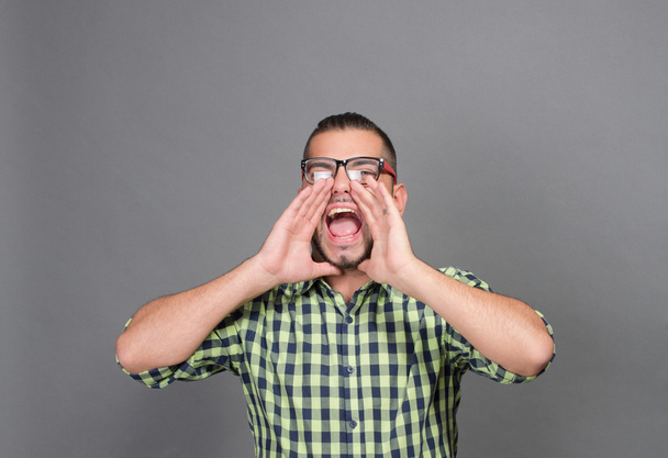 Fashionable hipster man screaming in studio - Фото, изображение