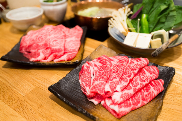 Friss marhahús szeletelt japán hot pot - Fotó, kép