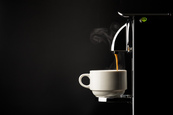 Preparando una taza de café expreso
 - Foto, imagen