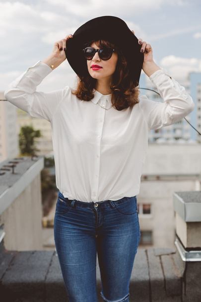 Attractive woman in trendy hat - Foto, Imagen