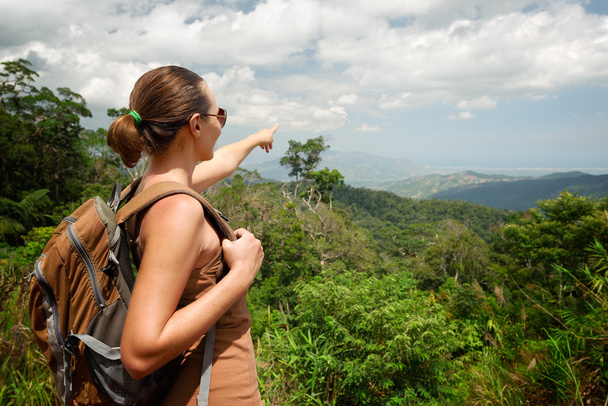 Dağın tepesinde duran backpacker olan kadın - Fotoğraf, Görsel