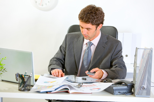 Confident modern businessman working with documents - Zdjęcie, obraz