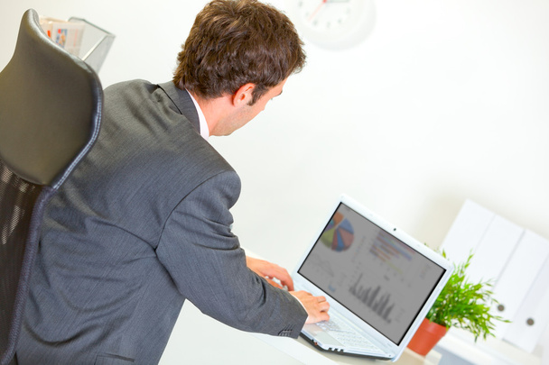moderni liikemies työskentelee kannettavan tietokoneen
 - Valokuva, kuva