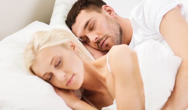 happy couple sleeping in bed at home - Zdjęcie, obraz