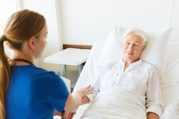 doctor or nurse visiting senior woman at hospital - Foto, immagini