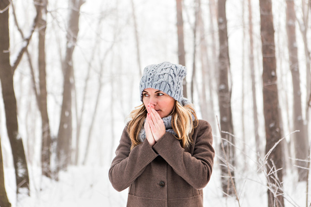 Портрет женщины, испытывающей холод зимой - на открытом воздухе
 - Фото, изображение
