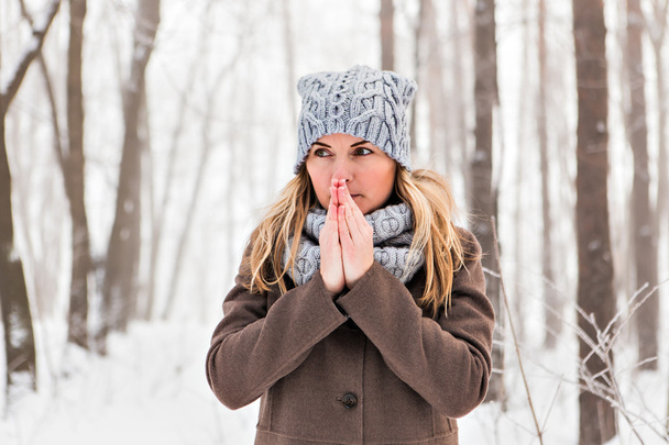 Retrato de una mujer que siente frío en invierno - al aire libre
 - Foto, Imagen