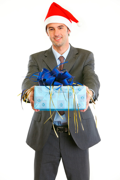 uśmiechający się nowoczesne biznesmen w santa hat prezentacji prezent - Zdjęcie, obraz