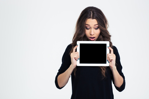 Woman showing blank tablet computer screen - Φωτογραφία, εικόνα