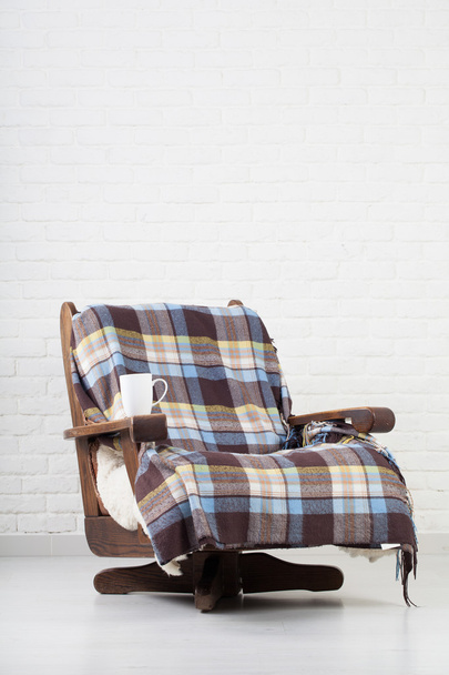vintage armchair on white wall. - Fotoğraf, Görsel