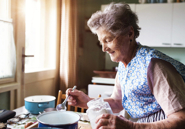 Senior woman baking - 写真・画像