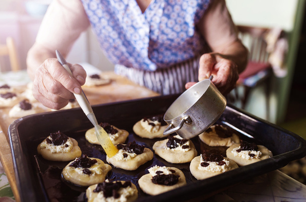 Senior woman baking - Valokuva, kuva