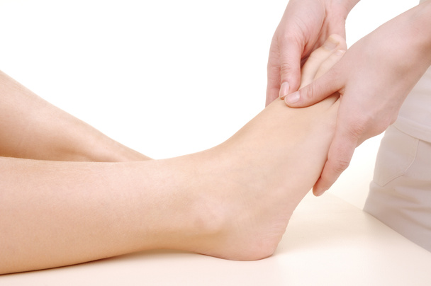 masaż stóp młoda kobieta - Zdjęcie, obraz