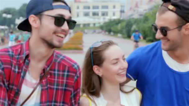 Cheerful friends walk three - Footage, Video