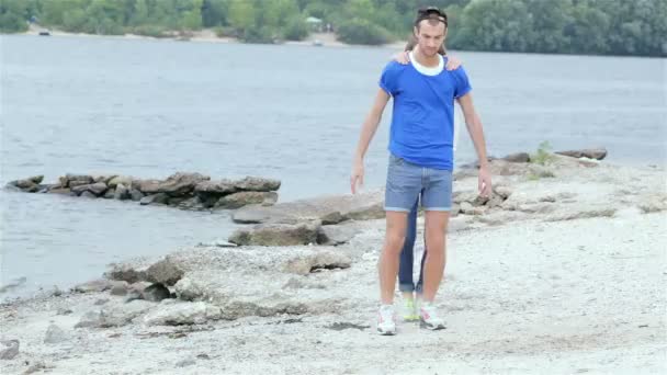 Fröhliches Paar am Ufer des Flusses - Filmmaterial, Video