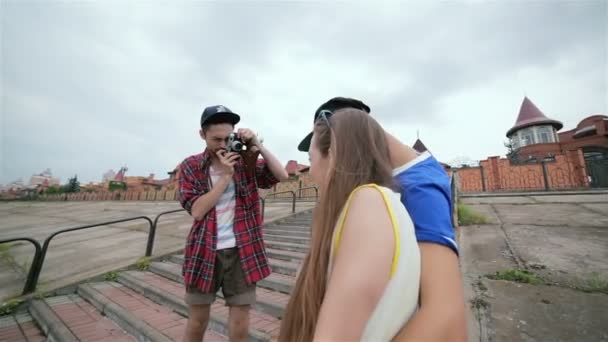 O cara tira fotos de seus amigos gays
 - Filmagem, Vídeo