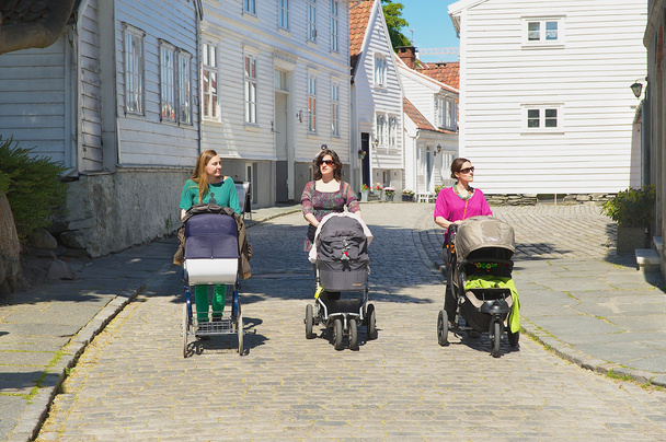 Mulheres caminham pela rua em Stavanger, Noruega
. - Foto, Imagem