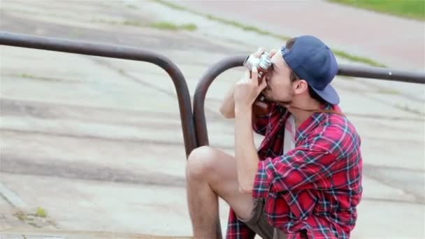 Ten chlápek si dělá fotky svých gay přátel - Záběry, video