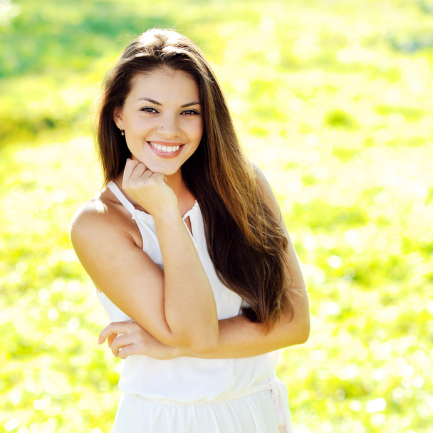 Kaunis hymyilevä nuori tyttö valkoinen mekko kesällä
  - Valokuva, kuva