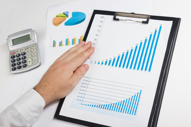 Empresario contando pérdidas y ganancias trabajando con estadísticas, analizando financieramente los resultados
 - Foto, Imagen