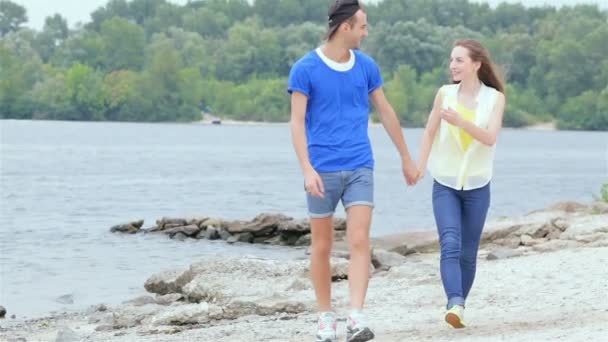 Meisje Guy sprong op zijn rug en ze rennen op het strand Slow Motion - Video