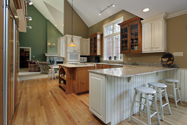 Küche mit Holz und Granitinsel - Foto, Bild