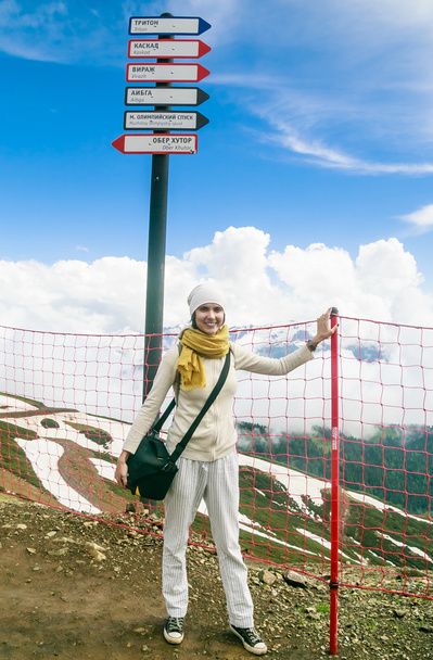 Donna vicino puntatore corre nella località sciistica "Rosa Khutor", Sochi
, - Foto, immagini