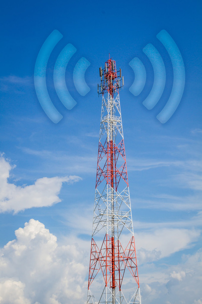komunikat wieży z wi-fi fala w zachmurzone niebo błękitne, pionowe - Zdjęcie, obraz