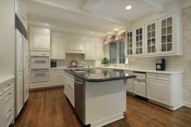 κουζίνα με κρέμα χρωματισμένα cabinetry - Φωτογραφία, εικόνα