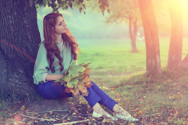Girl with autumn leaves - Foto, Bild