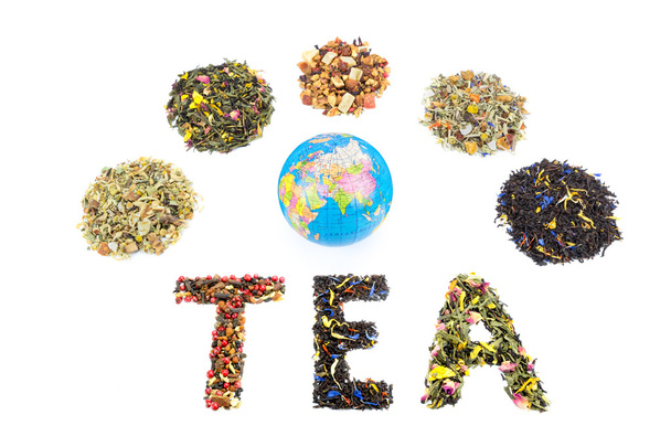 Mot TEA avec globe et divers tas d'espèces de thé
 - Photo, image
