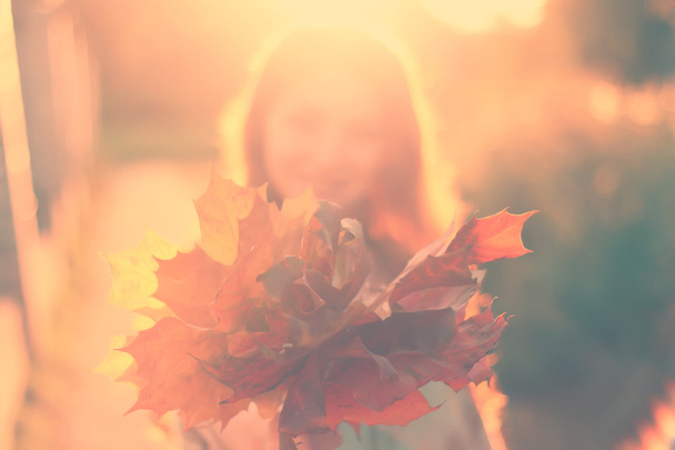 sonbahar yaprakları ile kız - Fotoğraf, Görsel