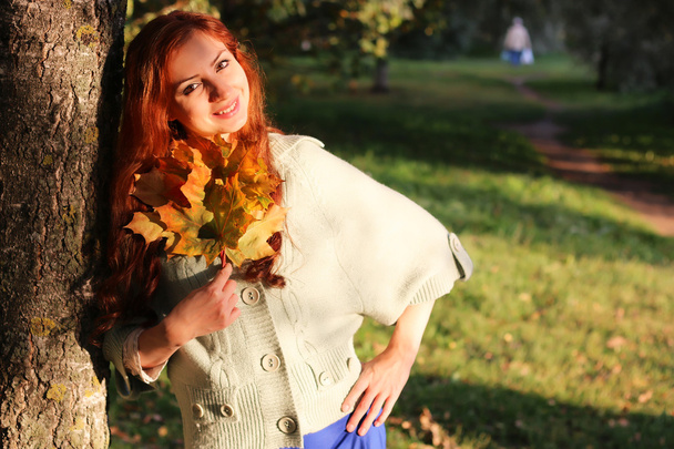 Girl with autumn leaves - Foto, imagen