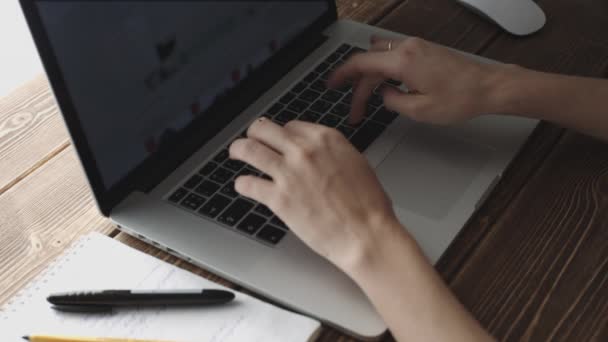Kobieta pracuje z laptopa na drewniane biurko - Materiał filmowy, wideo