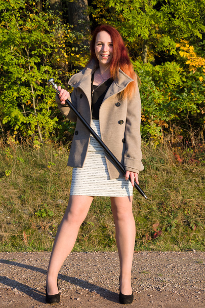 atractiva mujer con bastón
 - Foto, imagen
