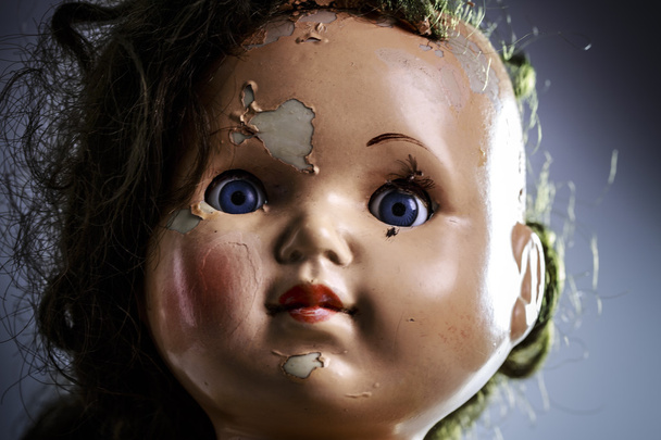 cabeza de muñeca de miedo beatiful como de la película de terror
 - Foto, imagen