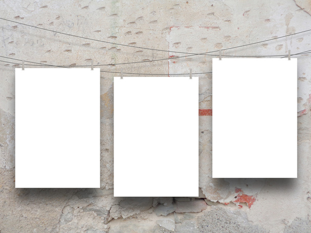 Три повешенных бумажных листа с колышками
 - Фото, изображение