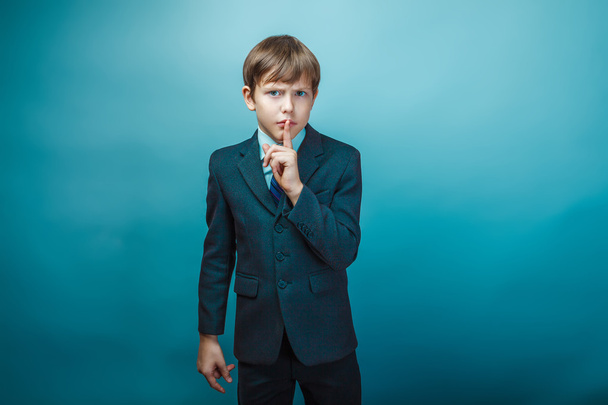 europäisches Aussehen Teenager Junge in einem Business-Anzug legte seine fing - Foto, Bild
